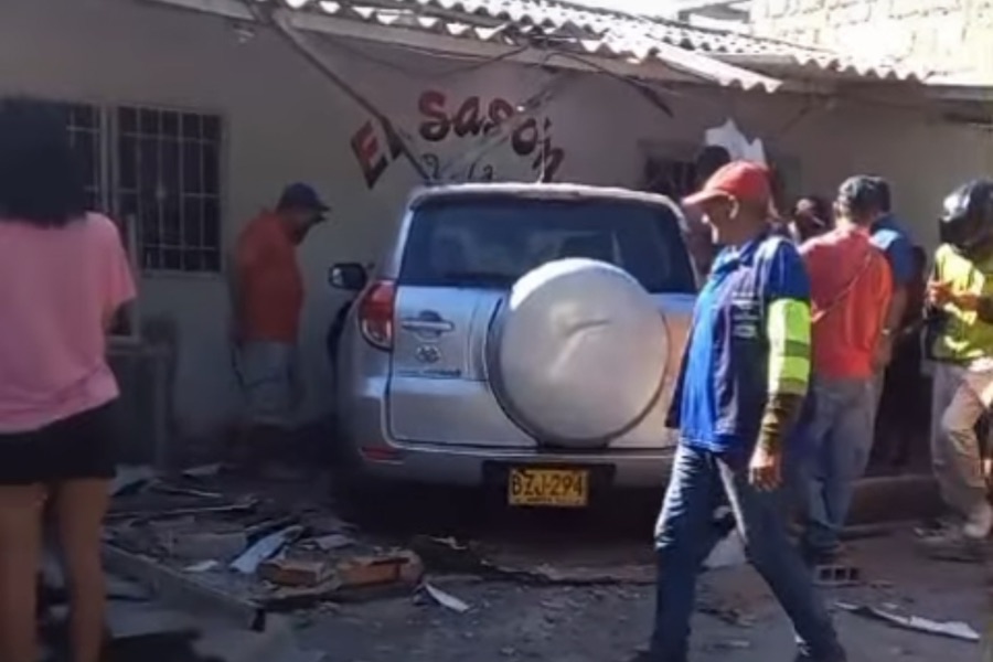 Accidente en Valledupar: vehículo choca contra vivienda y deja tres heridos
