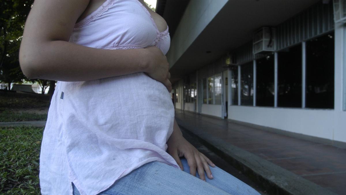 Mujer embarazada denuncia a Salud Total por negarse a trasladarla para que su hija al nacer pueda ser sometido a una urgente cirugía