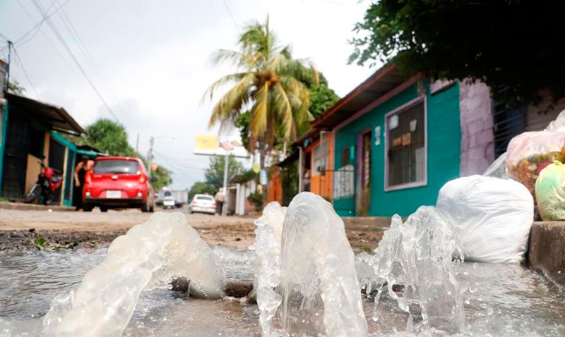 Situación crítica por rebosamiento de alcantarillas y fallas eléctricas en zona sur de Valledupar