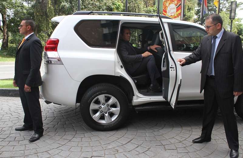 Algunos beneficiarios con protección del Estado, abusan de vehículos y de escoltas