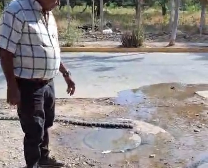 Problema de alcantarillado en el barrio Amaneceres del Valle pone en riesgo la salud de los vecinos
