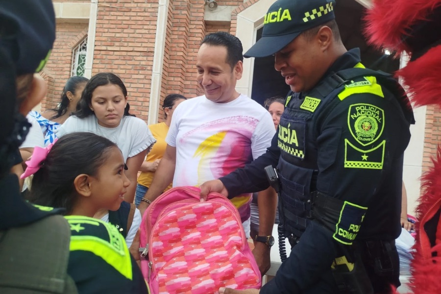¡Buena esa!: Policía Metropolitana de Valledupar regaló kits escolares a niños de barrios vulnerables