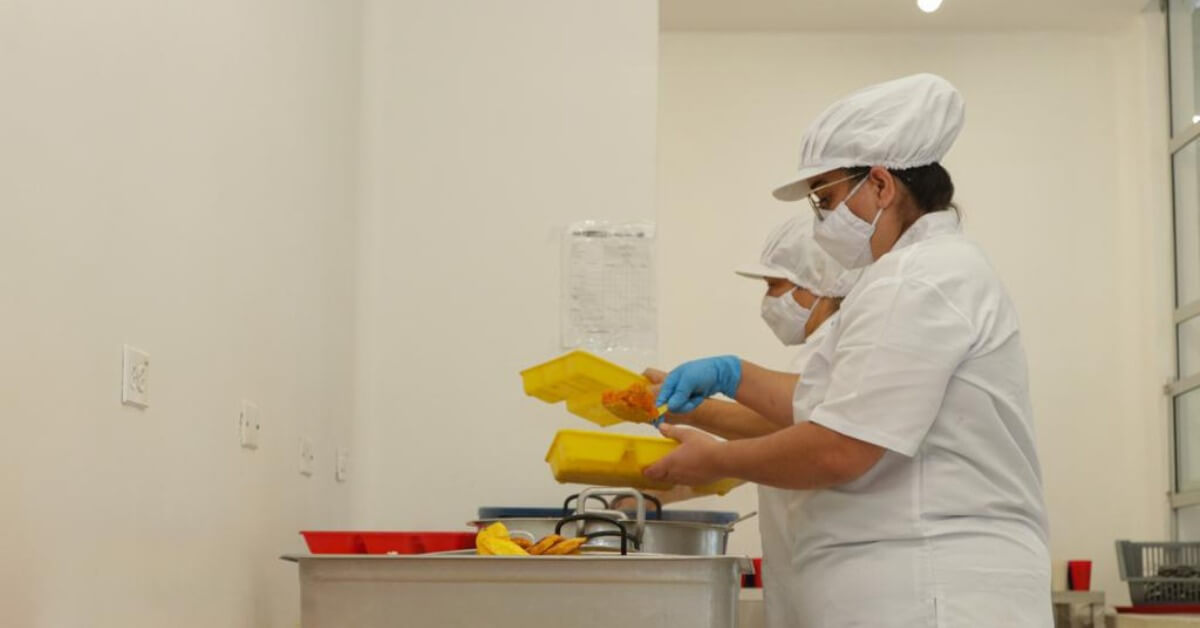 Denuncian explotación laboral y malas condiciones en el programa de alimentación escolar de La Loma