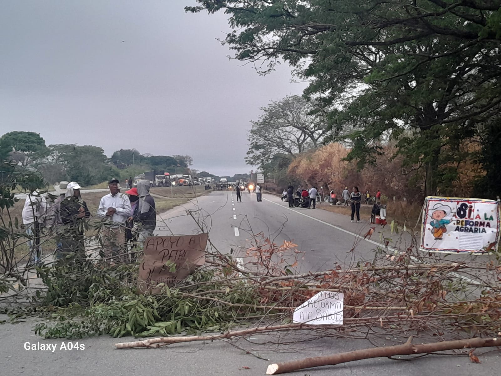 Gobernación del Cesar acompaña diálogo ante bloqueo campesino en Besotes, La Gloria