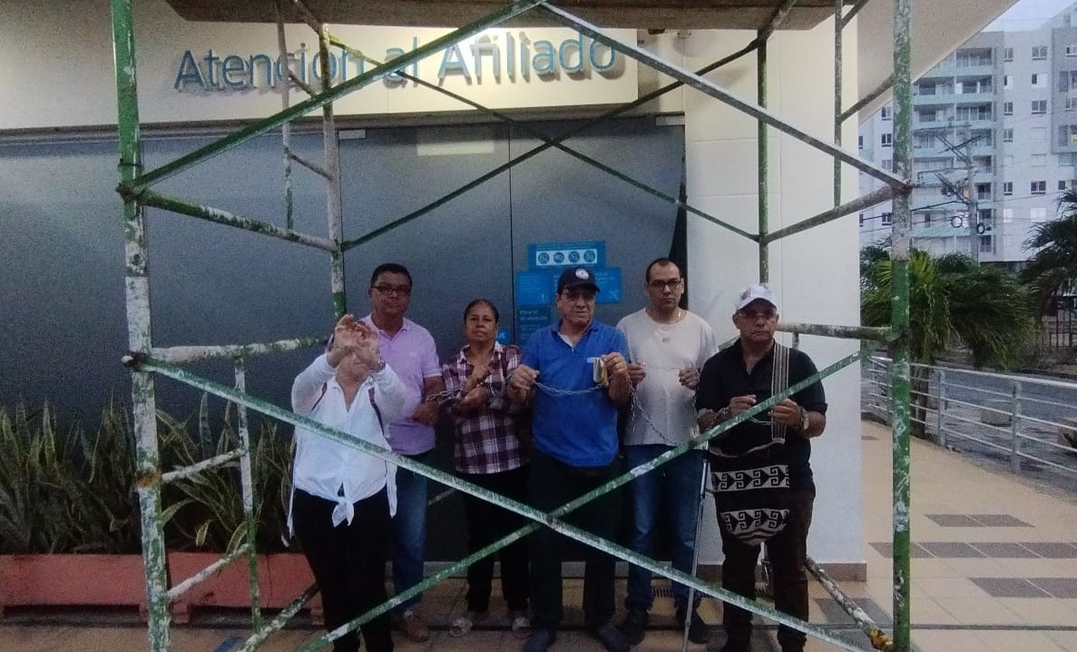 Usuarios de la EPS SANITAS se toman instalaciones de la entidad. La entrega de medicamentos ha empeorado desde que fue intervenida.