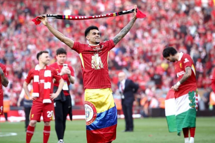 Luis Díaz, campeón con Liverpool: segundo colombiano en alzar la copa de la Liga de Inglaterra