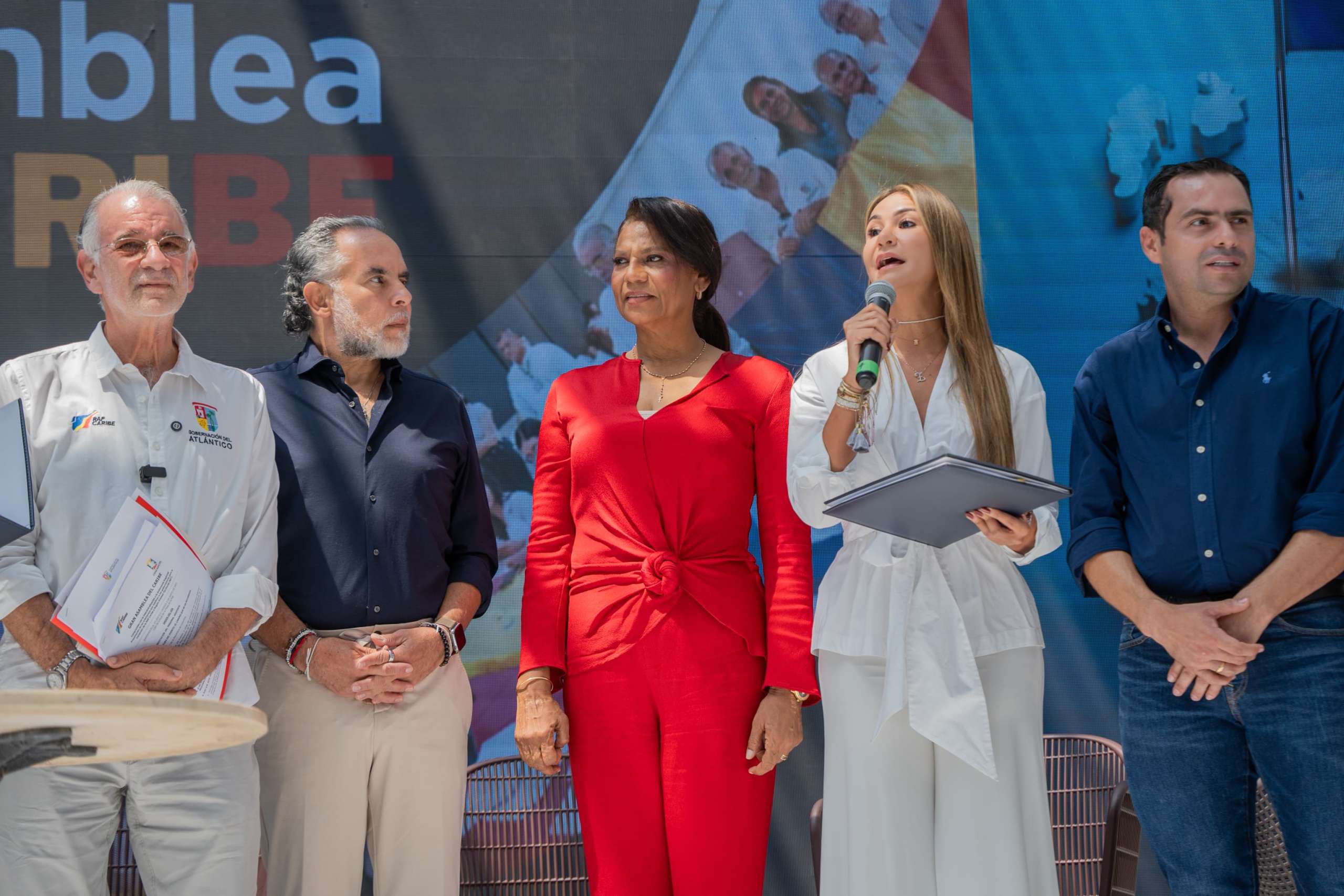 Gobernadora del Cesar hizo entrega formal a Min Interior, de proyecto que buscar crear la RET Caribe