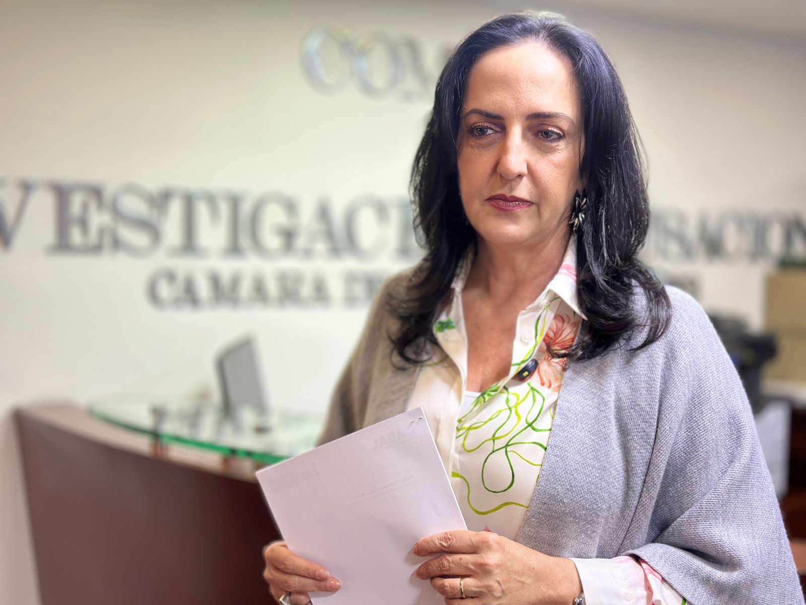 María Fernanda Cabal denuncia a Petro por presunta falsedad en decreto que justificó su estadía en París