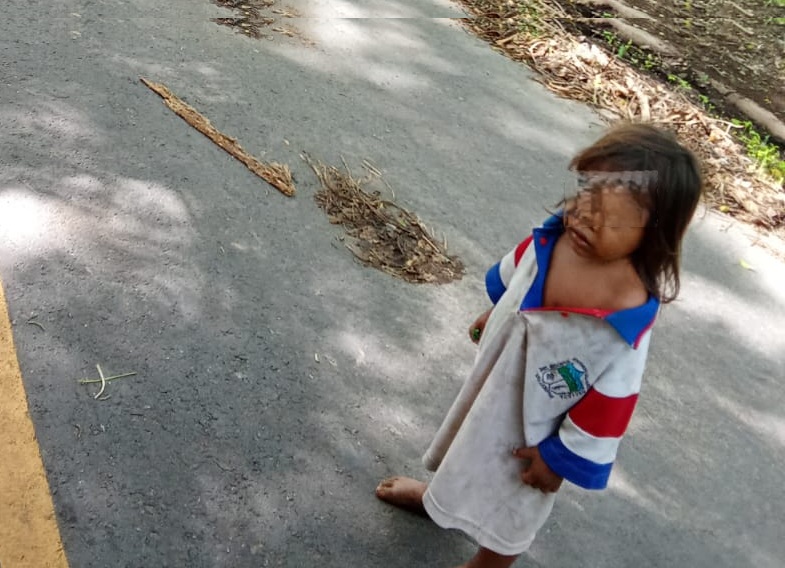 Indefenso niño deambula por carretera de Minas de Iracal