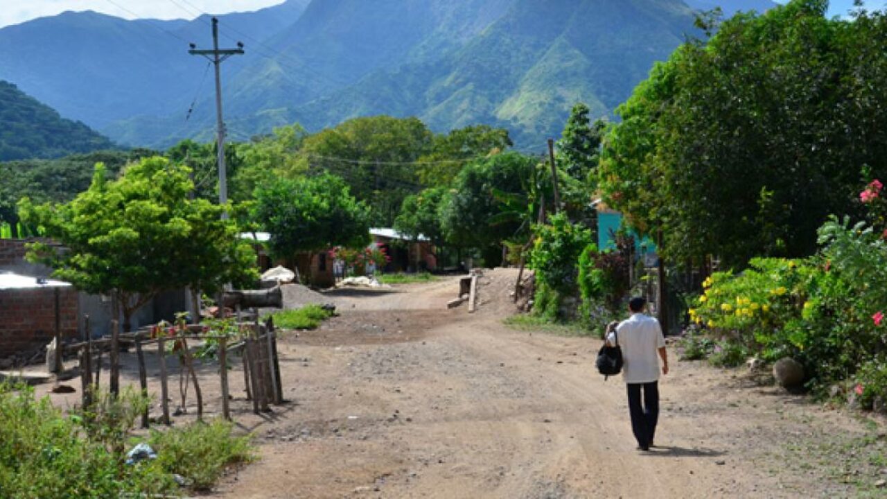 Docente llegará el lunes a la sede educativa de La Honda en Minas de Iracal tras reclamos de padres de familia
