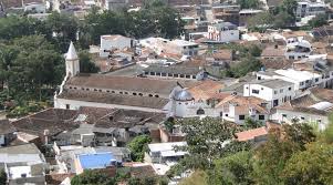 Siete docentes fueron retenidos en Río de Oro por manifestantes que exigen una sede educativa en la hacienda La Pola