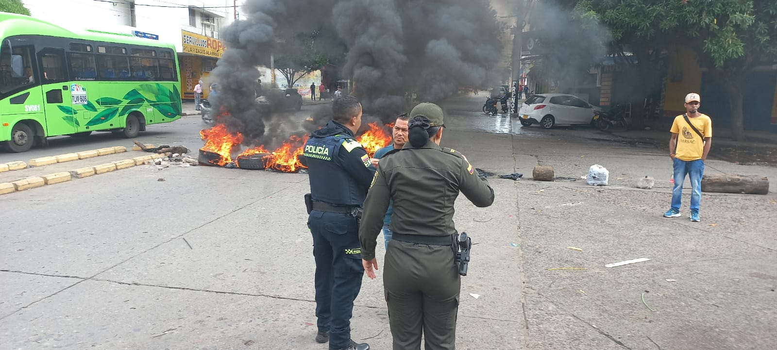Habitantes y comerciantes de El Boliche protestan por rebosamiento de alcantarilla que lleva cinco meses sin solución