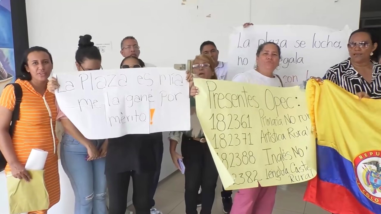 Docentes protestan frente a la Secretaría de Educación del Cesar por nombramientos pendientes y vencimiento de listas de elegibles