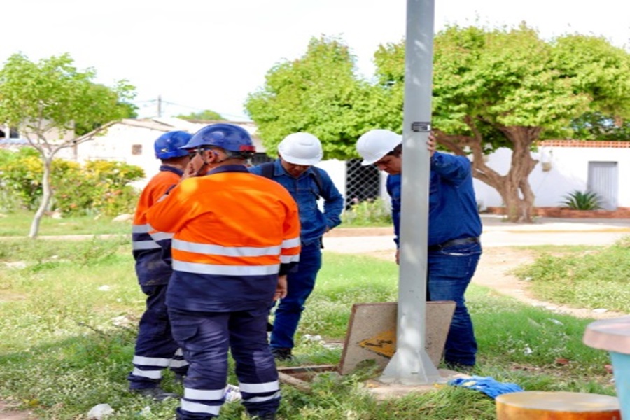 Desconectan conexiones ilegales que afectaban luminarias del parque Mayales Aeropuerto