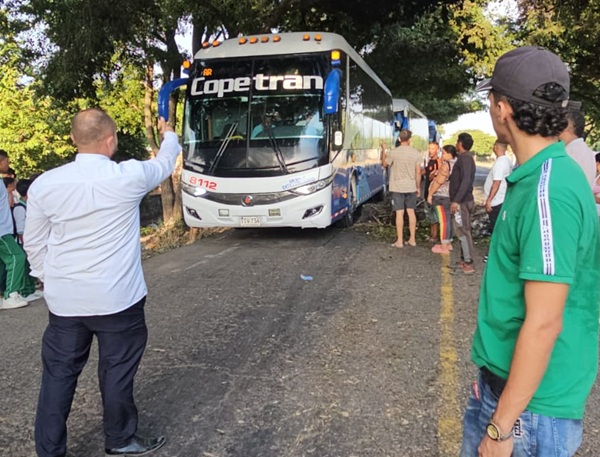 Después de varias horas de protesta, comunidad de Aguas Blancas decidió desbloquear la vía