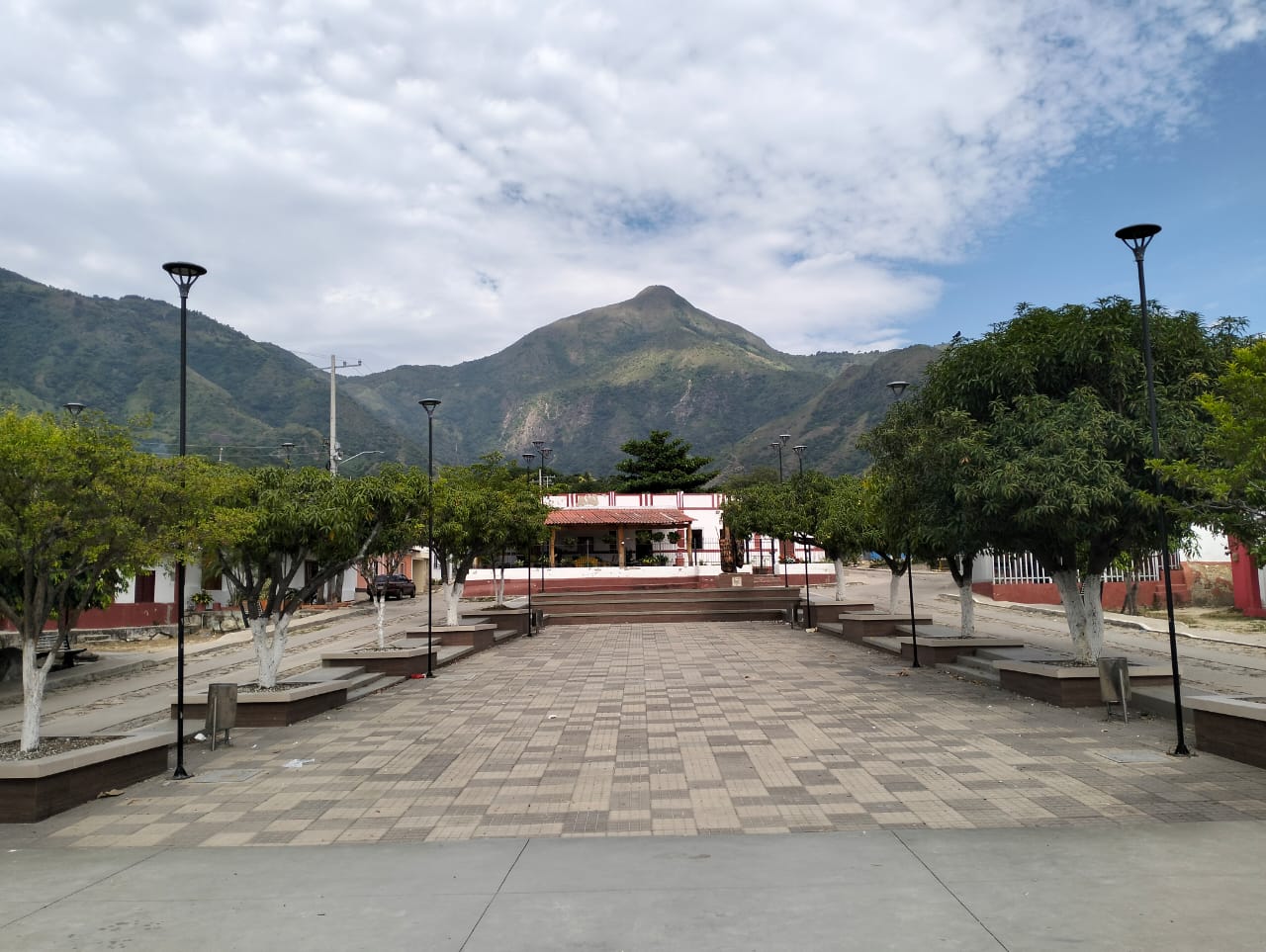 “La plaza de Atánquez lleva casi dos meses en completa oscuridad”: habitante denuncia fallas en alumbrado recién instalado