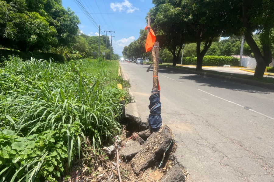 Trampa mortal: grieta en plena vía a las afueras de Valledupar pone en riesgo a la comunidad