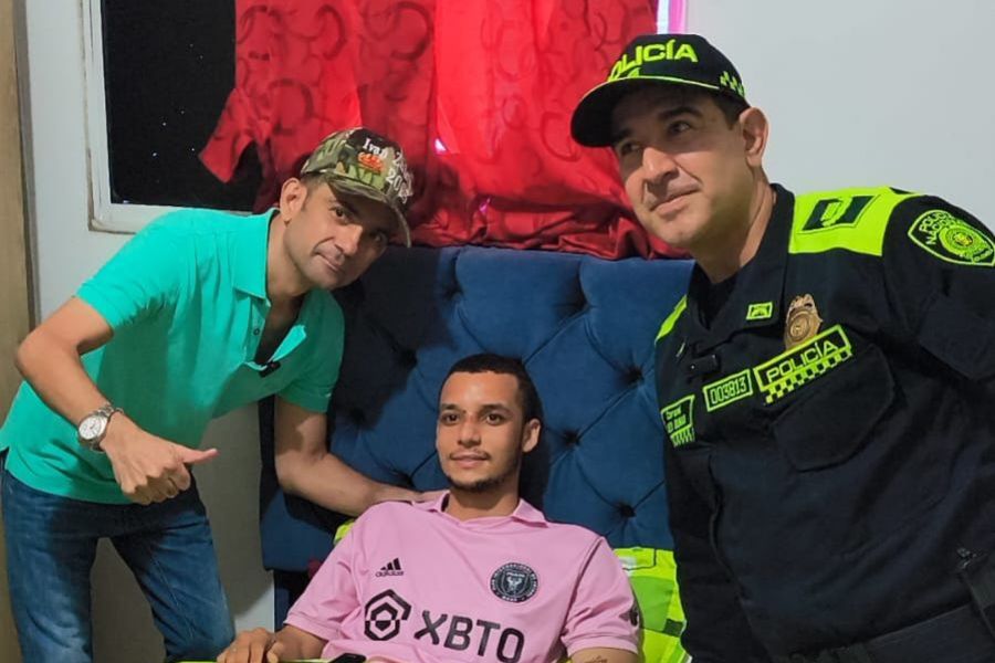 Iván Zuleta, Rey Vallenato 2025, brinda apoyo emocional a policía herido en Valledupar