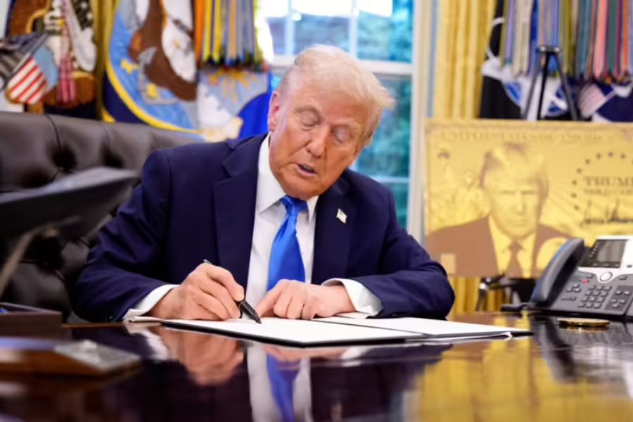 Trump anuncia ataque contra embarcación de narcotráfico en el mar Caribe