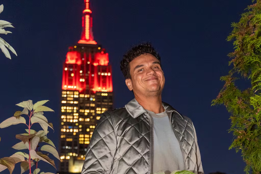 El Empire State se vistió de rojo por Silvestre Dangond y su Silvestrismo