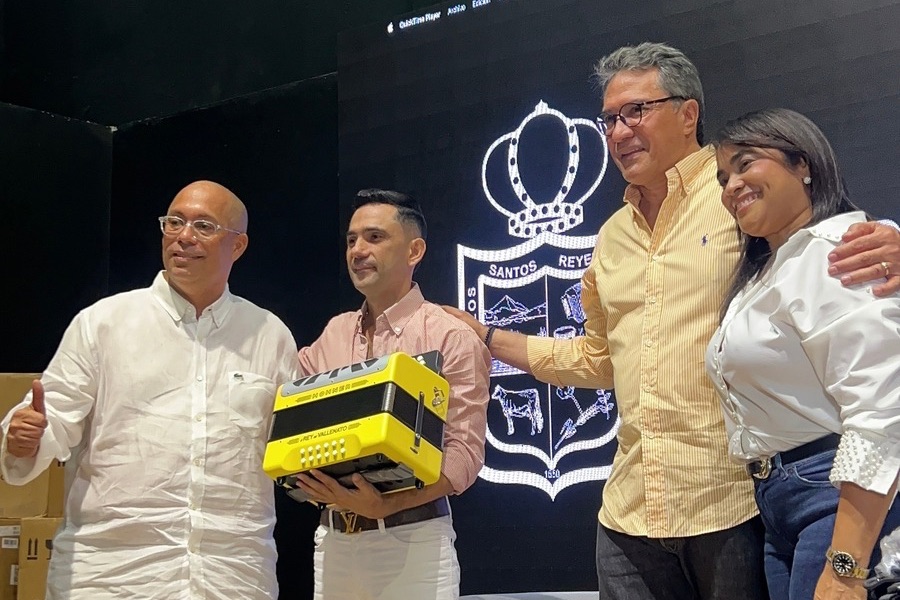 Iván Zuleta supera su meta y entregará casi 100 acordeones a niños de escasos recursos