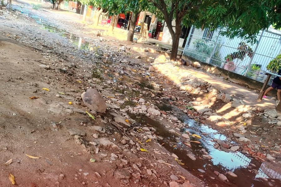 Comunidad del barrio Villa Jaidith alertan por alcantarilla colapsada y olores nauseabundos