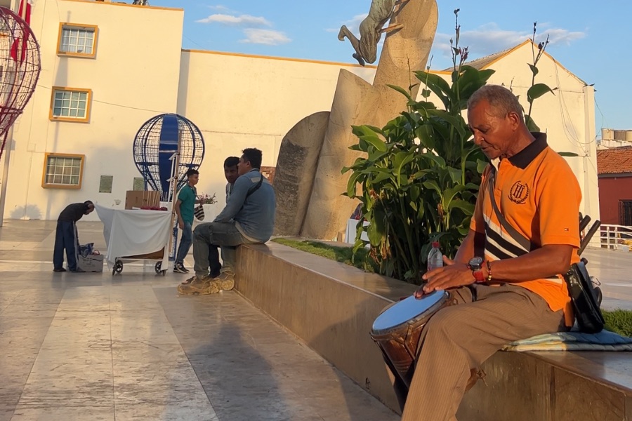 Conoce a José Antonio Torres, el vendedor de guacharacas que quiere preservar el vallenato mientras busca su sustento diario 