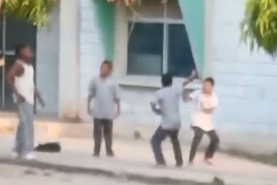 De no creer: estudiantes pelean entre ellos fuera de un colegio en Valledupar mientras padres creen que están en clases